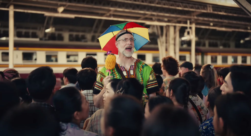 apple video underdogs out of office controvery thai tourist stereotype